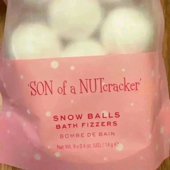 Christmas Elf Gift Bundle, Eyeshadow Palette,‎ Bath Bombs, Lip Balm, Highlighter - Picture 9 of 15